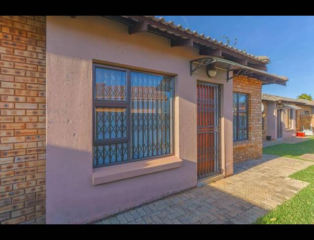 3 BEDROOM TOWNHOUSE FOR SALE IN DAWN PARK EXT